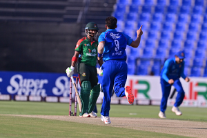 Azmatullah Omarzai provides Afghanistan with an early breakthrough with the ball