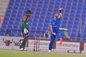 عظمت الله عمرزی در بازی نخست توپ اندازی عالی انجام داد و سه ویکیت کسب نمود