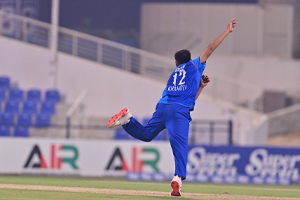 ننگیال خروتی در ۱۰ اور خود در بدل ۳۲ دوش یک ویکیت کسب نمود