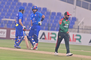 رحمن الله گربز و رحمت شاه زرمتی در جریان نیمه دوم بازی نخست یکروزه بین المللی