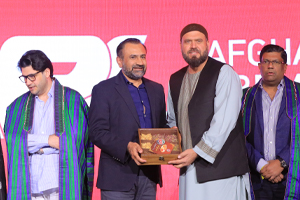 ACB Chairman presented souvenirs to the guests at the grand launch event for APL.