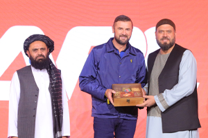 ACB Chairman presented souvenirs to the guests at the grand launch event for APL.