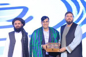 ACB Chairman presented souvenirs to the guests at the grand launch event for APL.