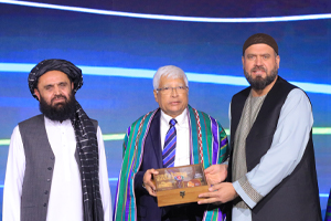 ACB Chairman presented souvenirs to the guests at the grand launch event for APL.